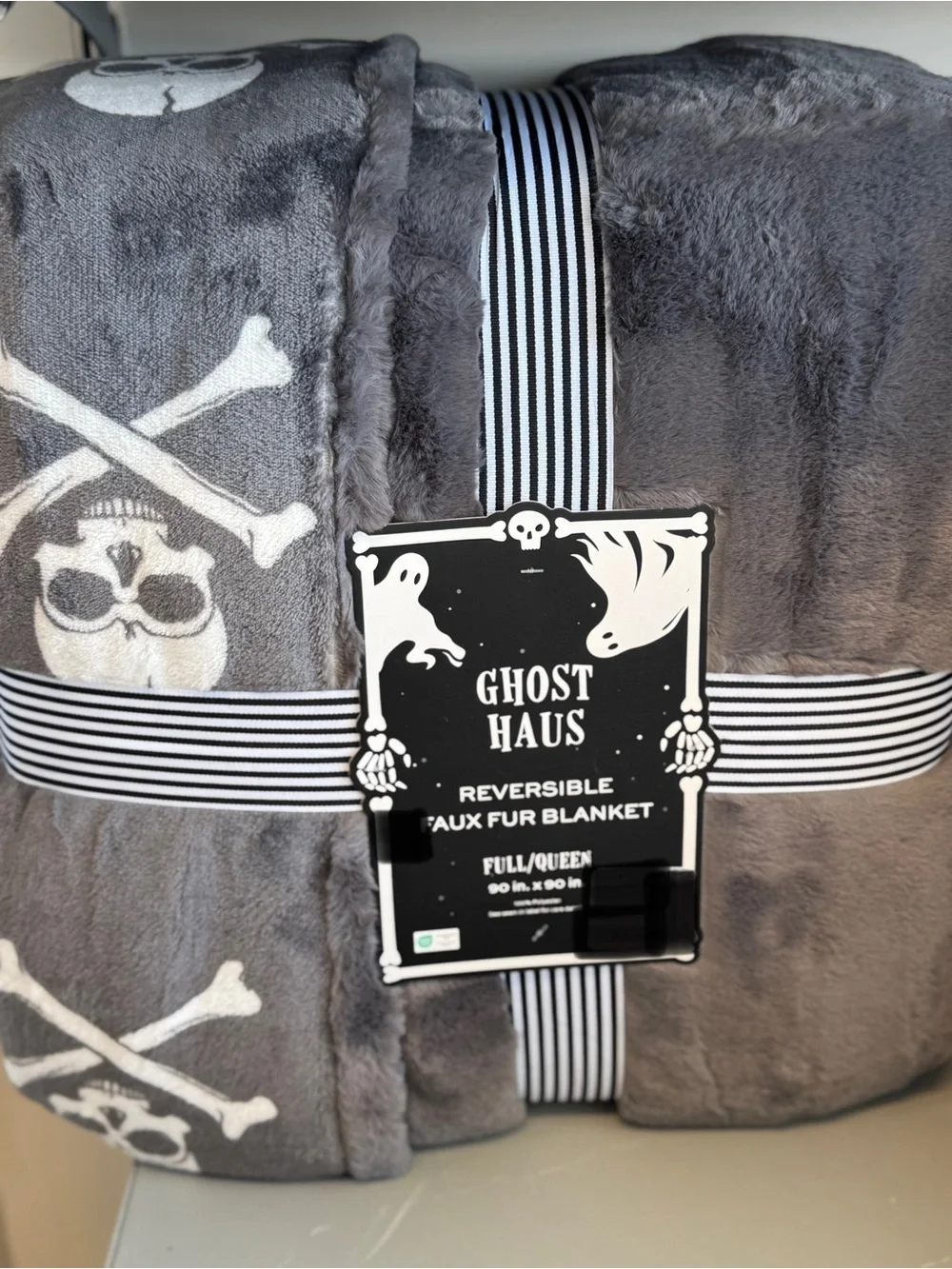 Reversible Faux Fur Blanket - Gray Skull Print